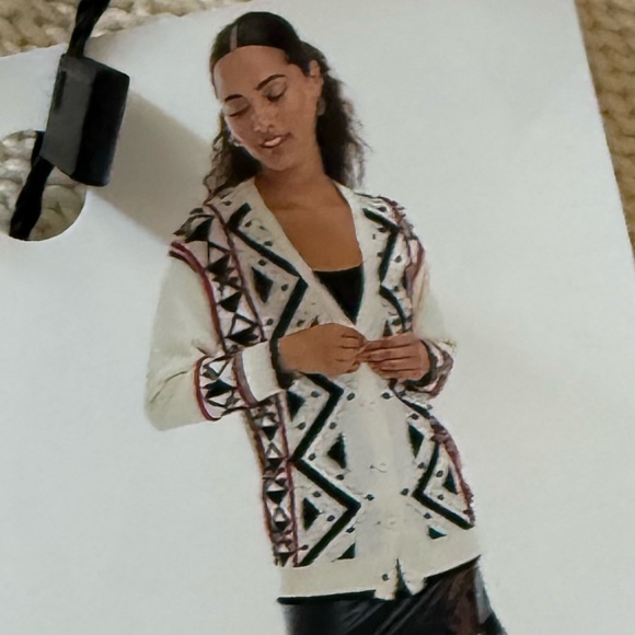 Beaded Geometric Patterned Cardigan - Picture 5 of 9